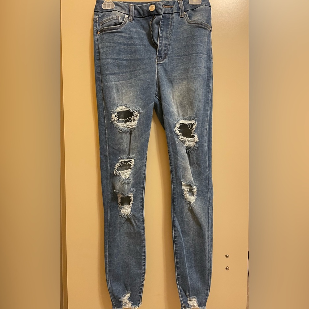Distressed skinny jeans